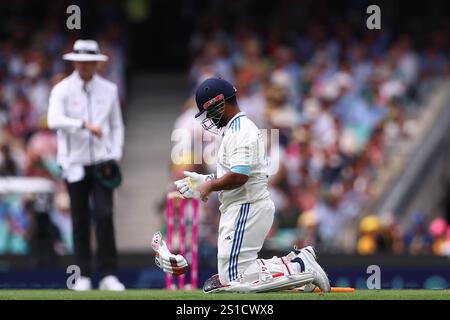 Sydney Cricket Ground, Sydney, Australie. 3 janvier 2025. International test Cricket, Australie contre Inde 5e jour de test 1 ; Rishabh Pant of India Kneels to the Ground Injury Credit : action plus Sports/Alamy Live News Banque D'Images