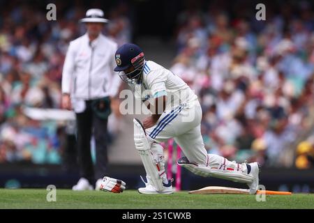 Sydney Cricket Ground, Sydney, Australie. 3 janvier 2025. International test Cricket, Australie contre Inde 5e jour de test 1 ; Rishabh Pant of India Kneels to the Ground Injury Credit : action plus Sports/Alamy Live News Banque D'Images