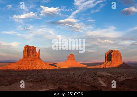 Lumière du coucher du soleil sur les moufles à Monument Valley, Arizona Banque D'Images