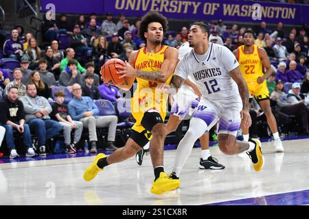 Seattle, Washington, États-Unis. 02 décembre 2025. Ja'Kobi Gillespie (0), gardien des Terrapins du Maryland, prend le ballon au panier contre Luis Kortright (12), gardien des Huskies de Washington, lors du match de basket-ball de la NCAA entre les Terrapins du Maryland et les Huskies de Washington à Seattle, Washington. Washington bat le Maryland 75-69. Steve Faber/CSM/Alamy Live News Banque D'Images
