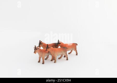 Jouet animal de chèvre brun à corne courte isolé sur blanc Banque D'Images