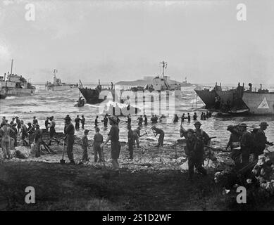 SICILE, ITALIE - 10 juillet 1943 - les troupes de la 51e division Highland déchargent des stocks du débarquement de débarquement de la citerne 622 ( LCT 622 ) le jour de l'ouverture de la A. Banque D'Images