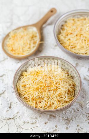 Pâtisserie Kadayif rôtie au beurre, fils de pâte fins pour de délicieux desserts sucrés, cuisine turque Banque D'Images