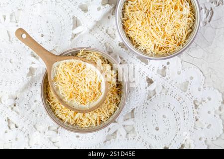 Pâtisserie Kadayif rôtie au beurre, fils de pâte fins pour de délicieux desserts sucrés, cuisine turque Banque D'Images