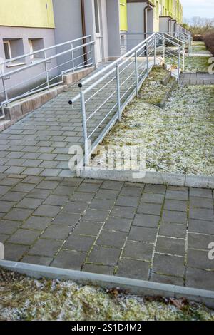 Une rampe pour fauteuil roulant, un plan incliné installé en plus ou à la place des escaliers, zo sans barrière Banque D'Images