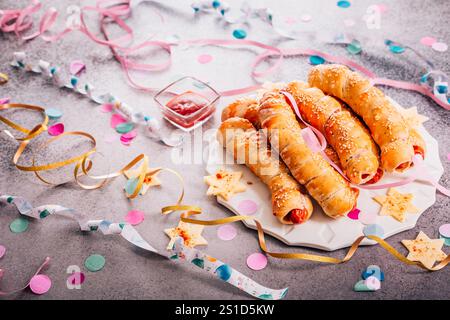 Saucisses longues enveloppées dans de la pâte à levure - carnaval traditionnel, Fasching et nourriture de fête, porcs dans une couverture Banque D'Images