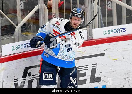 Eishockey DEL - 24/25 - 33.Spieltag : Düsseldorfer EG vs ERC Ingolstadt AM 02.01.2025 im PSD Bank Dome in Düsseldorf Ingolstadts Daniel Pietta (Nr.86) Foto : osnapix Banque D'Images