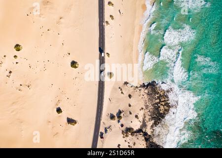 Côte et autoroute des Rocheuses avec sable doré et eau bleue Banque D'Images