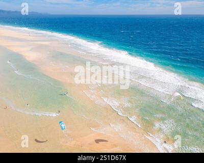 Tir de drone aérien depuis les îles Canaries. Plage de Sotavento à Fuerteventura. Banque D'Images