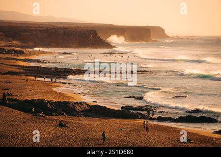 Vue imprenable sur la plage El Cotillo avec une côte rocheuse au loin. Banque D'Images