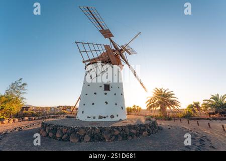 Un magnifique moulin à vent espagnol traditionnel en pierre blanche isolé Banque D'Images