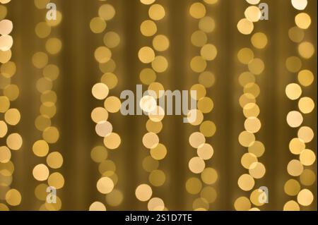 Guirlande floue confortable jaune doré, fond bokeh de Noël et du nouvel an. Concept d'éclairage des fêtes. Pour carte de vœux, couverture, fond d'écran, Banque D'Images
