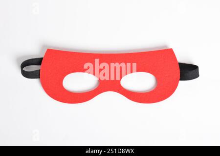 Masque de héros rouge isolé sur fond blanc. Banque D'Images