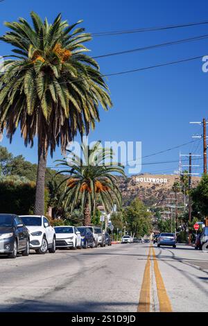 Route emblématique de Los Angeles qui s'étend vers les Hollywood Hills, avec le célèbre panneau Hollywood visible à l'horizon. Une vision quintessence de la cit Banque D'Images