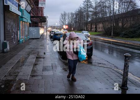 Dans la gloire du crépuscule, à Govanhill, à Glasgow, Écosse, 31 décembre 2024. Banque D'Images