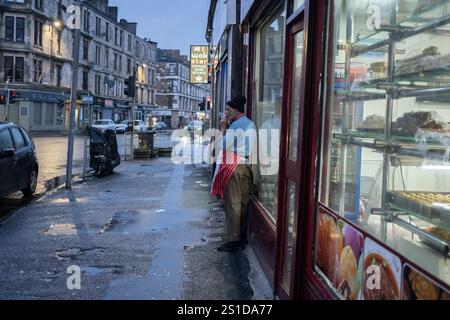 Dans la gloire du crépuscule, à Govanhill, à Glasgow, Écosse, 31 décembre 2024. Banque D'Images