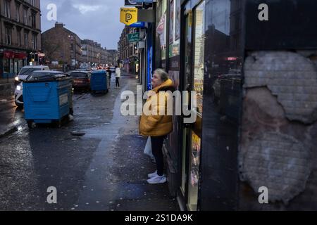 Dans la gloire du crépuscule, à Govanhill, à Glasgow, Écosse, 31 décembre 2024. Banque D'Images