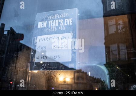 Dans la gloire du crépuscule, à Govanhill, à Glasgow, Écosse, 31 décembre 2024. Banque D'Images