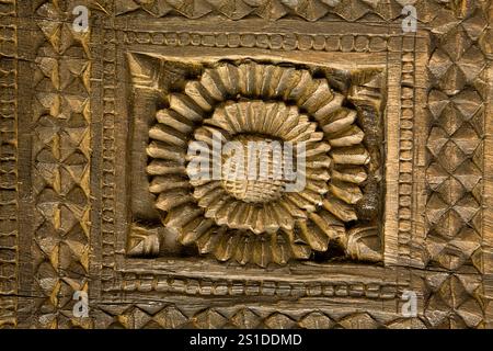 Embekke Devalaya une sculpture architecturale sur bois. Son histoire remonte à la période Gampola et est située dans le district de Kandy. Sri Lanka. et dedi Banque D'Images