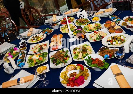 Table de banquet magnifiquement décorée avec différents encas et hors-d'œuvre fruits frais lors d'un événement d'entreprise ou d'une célébration de mariage Banque D'Images