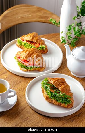 croissants avec jambon sur une assiette Banque D'Images