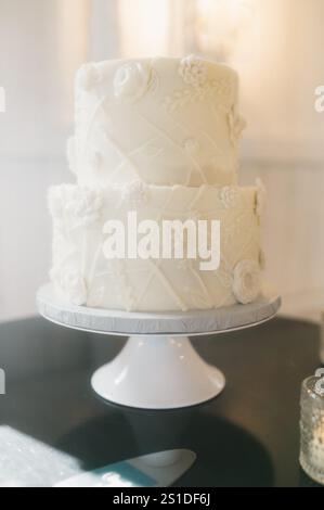 gâteau de mariage blanc à deux niveaux avec détail floral Banque D'Images