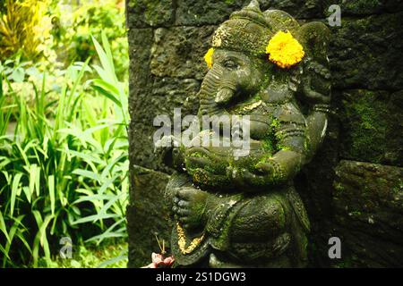 Ubud, Bali, Indonésie : statue hindoue en pierre du Seigneur Ganesha avec une tête d'éléphant comme symbole de spiritualité et élément d'art décoratif Banque D'Images