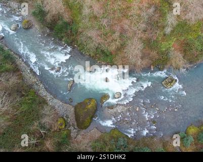 Une rivière avec un fond rocheux et quelques rochers dans l'eau Banque D'Images