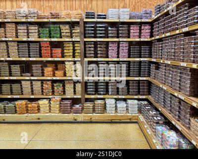 Étagères organisées de collations en vrac, de bonbons et de produits secs dans un magasin Banque D'Images