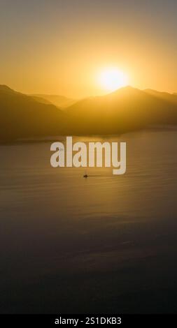 Drone vue aérienne de la côte de Marmaris pendant le coucher du soleil en Turquie Banque D'Images