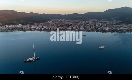 Drone vue aérienne de la côte de Marmaris pendant le coucher du soleil en Turquie Banque D'Images