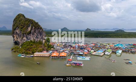 Vue aérienne drone de l'île flottante de Koh Panyi et son terrain de football emblématique Banque D'Images