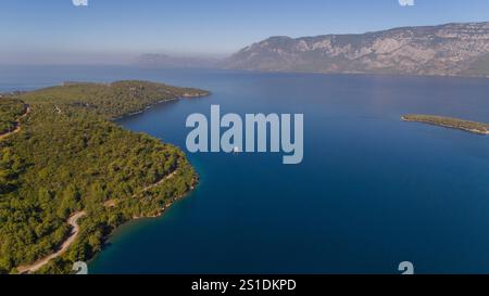 Drone vue aérienne de la côte de Marmaris pendant le coucher du soleil en Turquie Banque D'Images