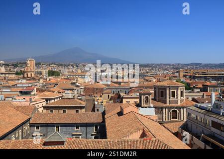 Catane ville en Sicile, Italie. Paysage urbain ensoleillé avec volcan Etna. Banque D'Images