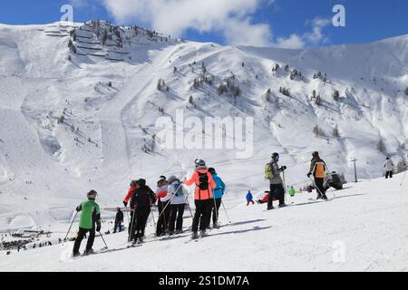 MAYRHOFEN, AUTRICHE - Mars 12, 2019 : personnes visitent Mayrhofen ski en Tyrol, en Autriche. Le complexe est situé dans le centre de la vallée du Zillertal Banque D'Images