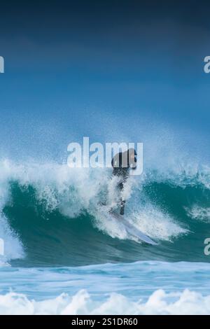 Spectaculaire action de surf sur les grosses vagues à Fistral Beach à Newquay en Cornouailles au Royaume-Uni. Banque D'Images