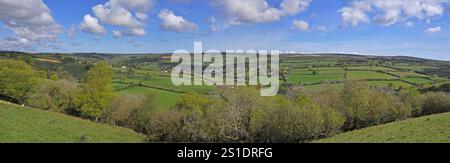 Vue panoramique de Road Hill sur la vallée Exe Way regardant vers le nord sur la rivière Exe et le village d'Exford sur une journée de fin de printemps lumineux dans l'EXMO Banque D'Images