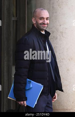 Paris, France. 03 janvier 2025. Julien Mattia/le Pictorium - premier Conseil des ministres de l'administration de François Bayrou, à l'Elysée. - 03/01/2025 - France/Ile-de-France (région)/Paris - le ministre chargé de l'Europe, Benjamin Haddad, quitte le Conseil des ministres, à l'Elysée, le 3 janvier 2025. Crédit : LE PICTORIUM/Alamy Live News Banque D'Images