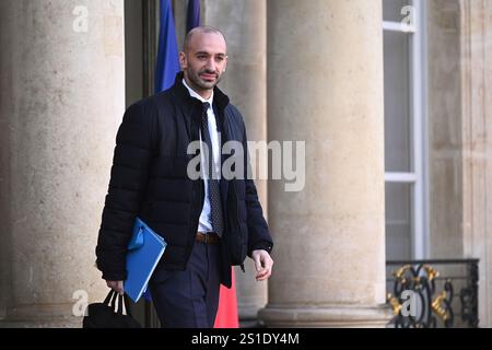 Paris, France. 03 janvier 2025. Julien Mattia/le Pictorium - premier Conseil des ministres de l'administration de François Bayrou, à l'Elysée. - 03/01/2025 - France/Ile-de-France (région)/Paris - le ministre chargé de l'Europe, Benjamin Haddad, quitte le Conseil des ministres, à l'Elysée, le 3 janvier 2025. Crédit : LE PICTORIUM/Alamy Live News Banque D'Images