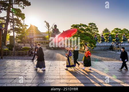 NAGANO, JAPON - 4 AOÛT 2023 : cérémonie du matin O-Asaji au temple Zenko-ji. Le temple Zenko-ji est le troisième plus grand temple du Japon avec un histo Banque D'Images