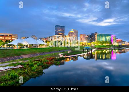 Dayton, Ohio, États-Unis ville ville ville ligne sur la Great Miami River dans la soirée. Banque D'Images