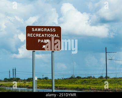 Braunes Richtungsschild / Wegweiser zum Sawgress Recreational Park auf dem U.S. Highway 27 in den Everglades, Floride, États-Unis. Banque D'Images