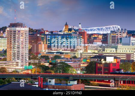 Syracuse, New York, USA ville skyline la nuit. Banque D'Images