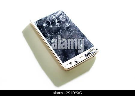 Téléphone noir à écran tactile cassé avec écran fissuré. Verre brisé Banque D'Images