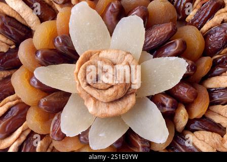 Fond de fruits séchés, dattes, texture d'abricots et de figues, motif ornemental vue de dessus, gros plan. Trencin, Slovaquie Banque D'Images