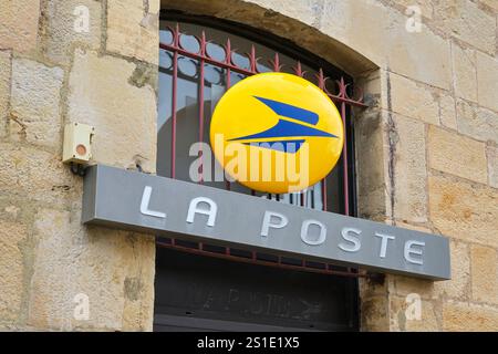 Logo des services postaux nationaux français la poste sur la façade du bureau de poste en pierre naturelle de Saint-Céré Lot Occitanie dans le sud de la France Banque D'Images