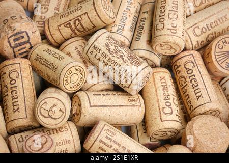 Une collection de bouchons de bouteilles de vin usagés avec la marque Coteaux de Glanes à Cornac Lot Occitanie dans le sud de la France Banque D'Images