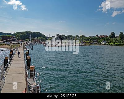 Langballigau, Schleswig-Holstein, Allemagne - 30 août 2021 : vue de la jetée au port de Langballigau dans le fjord de Flensburg Banque D'Images