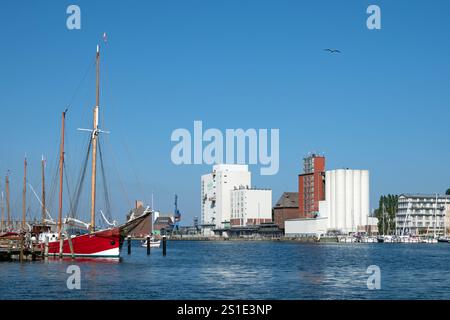 Flensburg, Schleswig-Holstein, Allemagne - 2 septembre 2021 : vue sur le fjord de Flensburg jusqu'au port et au port-musée de Flensburg Banque D'Images