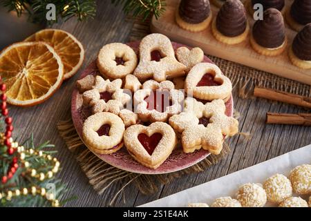 Sélection de pâtisseries de Noël maison - biscuits Linzer, boules de noix de coco et nids de guêpes ou ruches d'abeilles sur une table en bois Banque D'Images